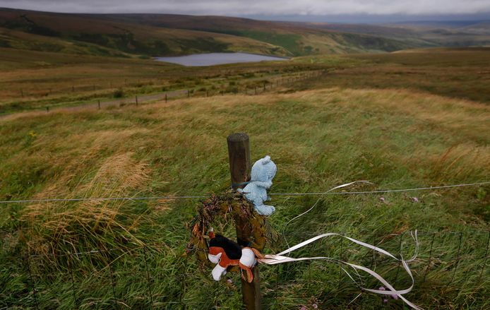 Aan Saddlewood Moor herinnert speelgoed aan de moord op Keith Bennett. Zijn lichaam werd nooit teruggevonden.