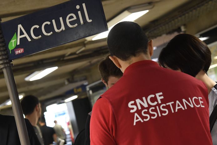 Medewerkers van de Franse spoorwegmaatschappij SNCF hebben de handen vol met helpen van gestrande reizigers.