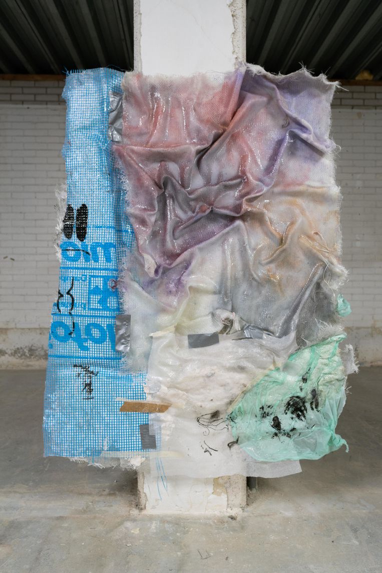 Arash Fakhim, Fake Flowers on an Unmade Bed (2020), No Man's Art Gallery. Beeld No Man's Art Gallery