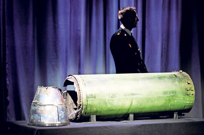 Onderdeel van de BUK-raket die de MH-17 neerhaalde, hier getoond tijdens een persbijeenkomst van het Joint Investigation Team, dat onderzoek doet naar de crash van vlucht MH17.