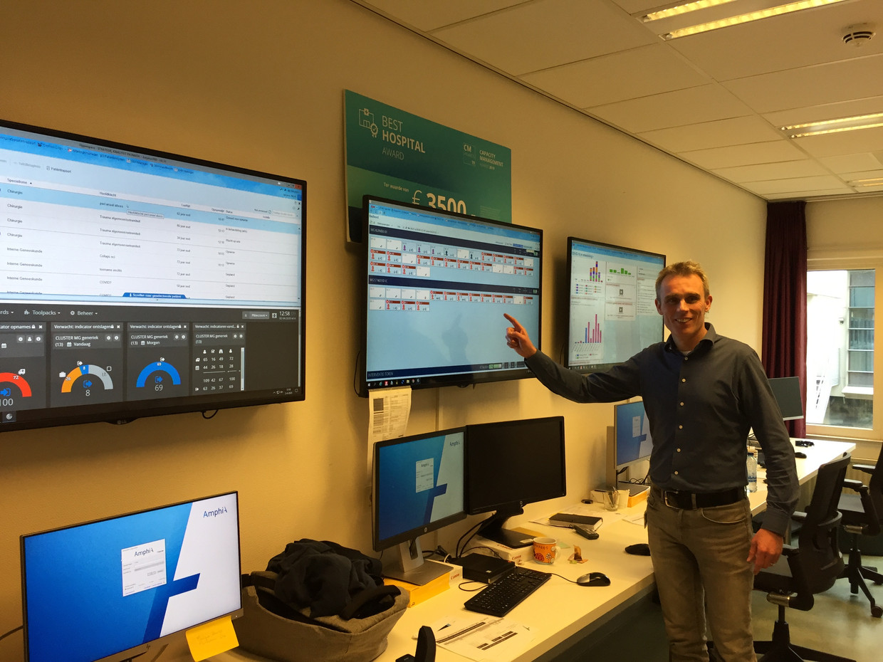 Pim Sas voor zijn schermen met data in het hospital control center. Beeld Willem Feenstra