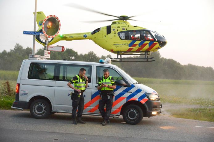 Een traumahelikopter landde in een nabijgelegen weiland.