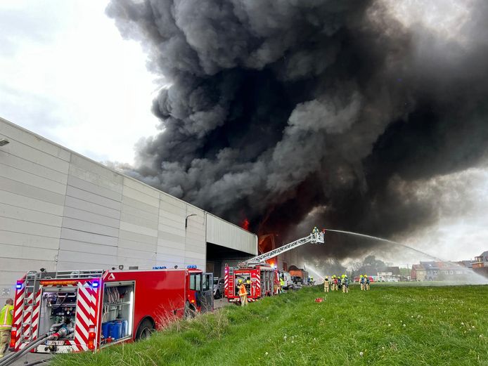 Uitslaande industriebrand in de Jan Baptiste Wautersstraat te Sint-Pieters-Leeuw.
