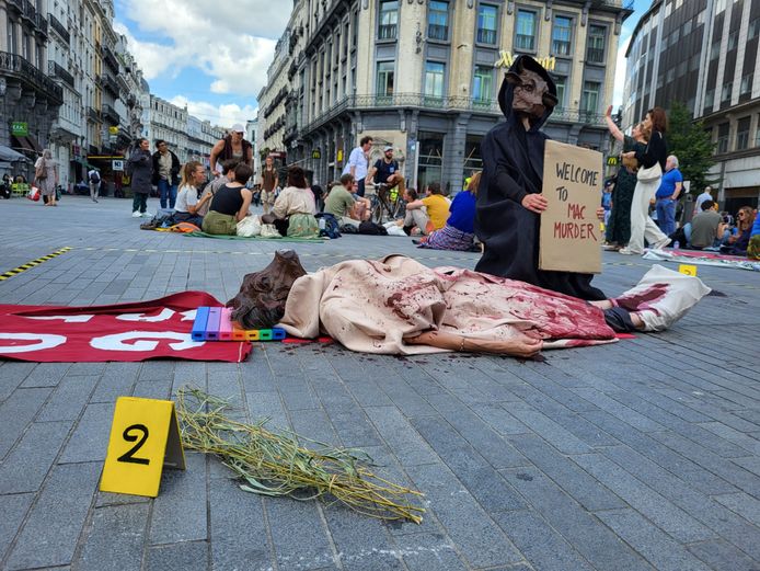 Klimaatactivisten Extinction Rebellion blokkeren MacDonalds aan Beursplein in Brussel