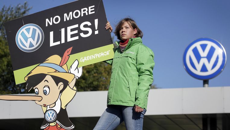 Een activiste van Greenpeace protesteert tegen Volkswagen. Beeld ap