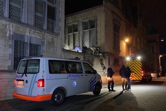 De politie en het labo voert verder onderzoek uit na de aanslag op het Mechelse gerechtsgebouw.