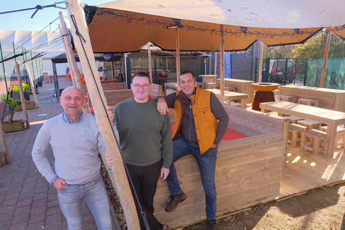 Albert Stoemp Verdeyen (rechts) en Thierry Dehaes (links) baten Clubhouse Het Zeen in Sterrebeek voortaan uit. Gerald Van Roey, voorzitter van TC Het Zeen (midden) is tevreden met de komst van het duo.