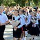 Aangepaste boeken, de vlag hijsen en het volkslied zingen: Russisch onderwijs is steeds patriottischer