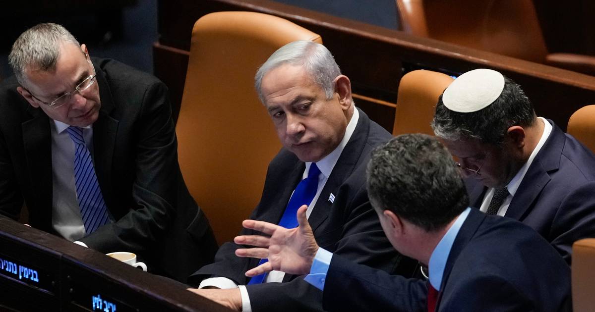 The Israeli parliament approves a controversial reform of the legal system |  outside