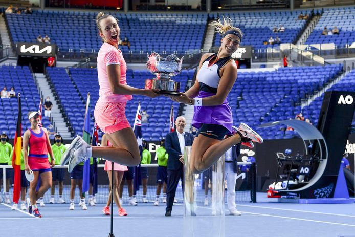 Elise Mertens en Aryna Sabalenka vieren hun dubbeltitel op de Australian Open.