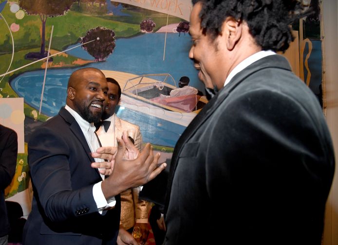 Kanye West en Jay-Z begroeten elkaar, Diddy kijkt goedkeurend toe