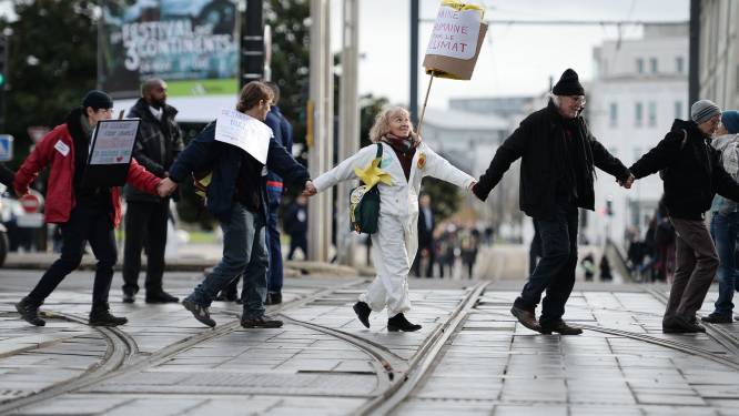 Chaîne humaine à Paris pour "l'urgence climatique"
