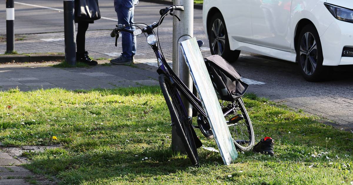 Fietser aangereden door auto Ede.