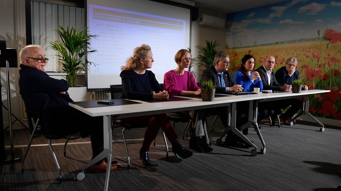 Peumans, hier uiterst links, wilde eerst zelfs niet bij de Limburgse N-VA-kopstukken aan tafel zitten tijdens de persvoorstelling.
