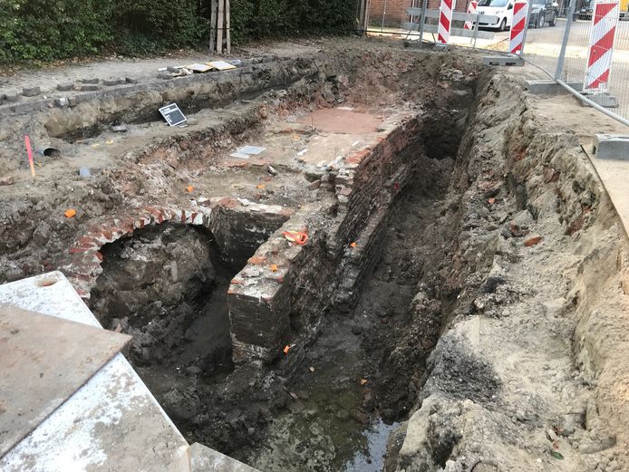 Gewelf en muren opgegraven tijdens rioleringswerkzaamheden in de Hertogin Johanna van Brabantstraat in de vesting Heusden.