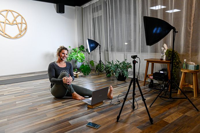 Noodgedwongen geeft yogadocente Annemarie De Vooght  's avonds les voor de camera. ,,Gelukkig heb ik hele trouwe cursisten.''