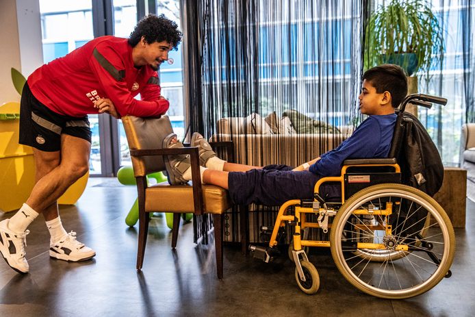 PSV’er André Ramalho steekt in het Máxima Medisch Centrum in Veldhoven de 10-jarige Sawan Fakira een hart onder de riem.