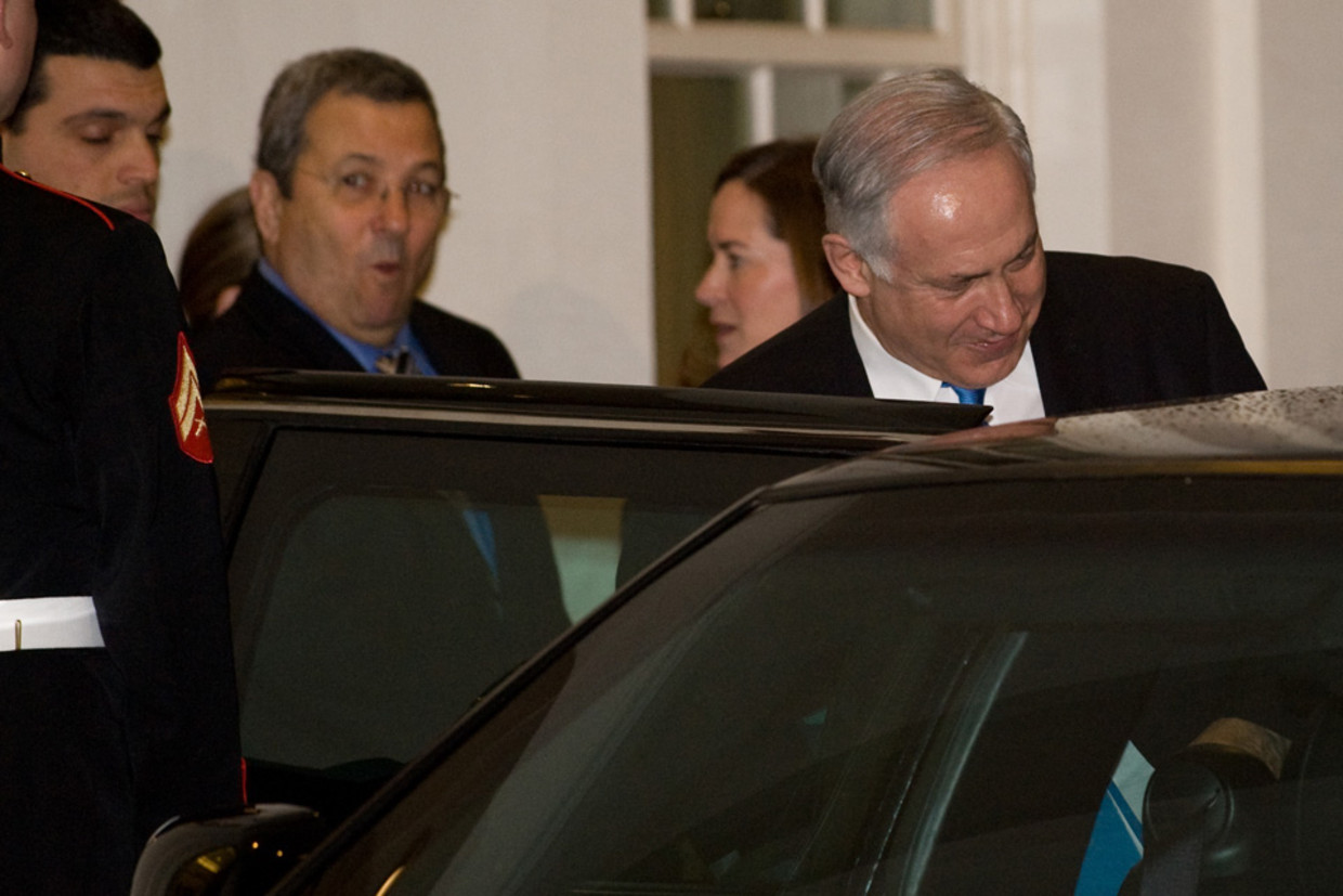 Benjamin Netanyahu verlaat het Witte Huis na zijn onderhoud met Barack Obama. (AFP) Beeld 