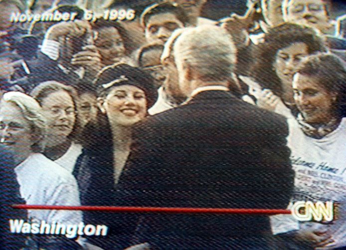 De eerste ontmoeting tussen Monica Lewinsky en Bill Clinton, op 6 november 1996, vastgelegd door de camera's van CNN.