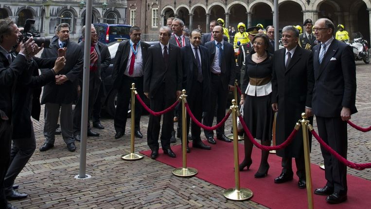 De Turkse president Abdullah Gül brengt een bezoek aan de kamervoorzitters Gerdi Verbeet en Fred de Graaf. Beeld anp