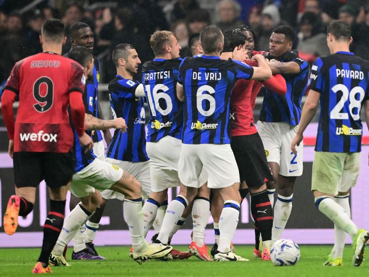 Inter pakt titel in Milanese derby waar Dumfries rood krijgt in slotfase