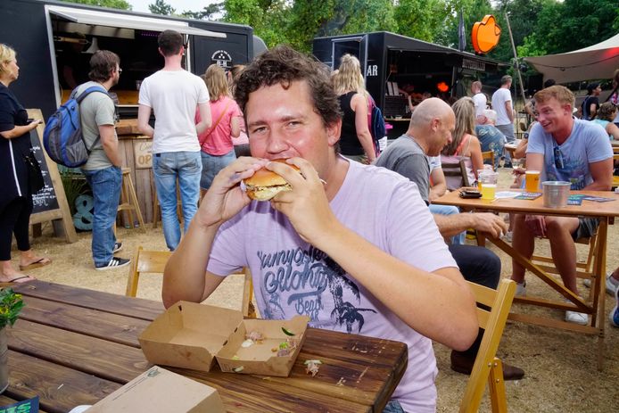Vierdaagsefeesten, zomerfeesten, vierdaagse 2018 Mirch eet in Oispark. Nijmegen, 18-7-2018 .