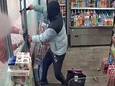 Un commerçant piège deux voleurs armés d'une machette au Royaume-Uni