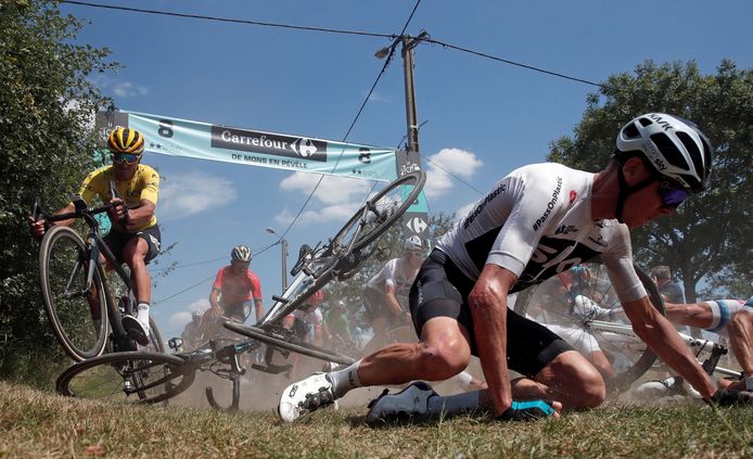 Chris Froome op de grond, Greg Van Avermaet kan op de achtergrond nipt zijn fiets ontwijken.
