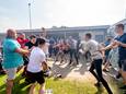 Na afloop van het duel tussen HRC’14 en RKVSC in de kelderklasse van het amateurvoetbal gingen supporters (en ook spelers) massaal met elkaar op de vuist.