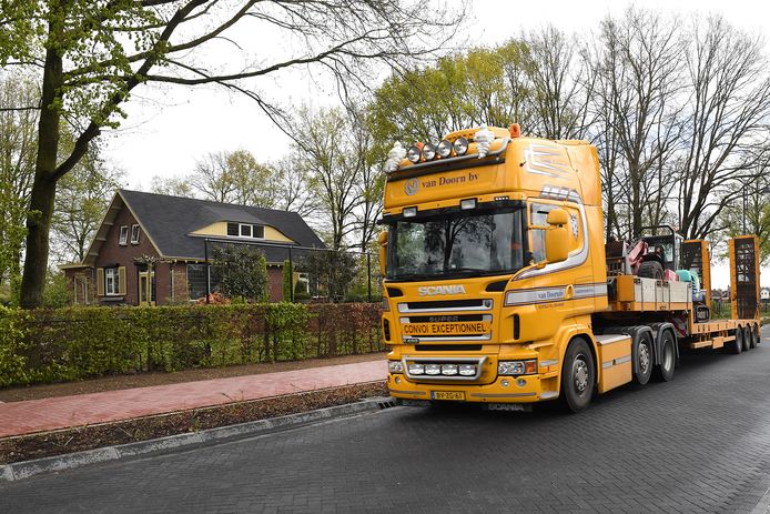 De vrachtwagens die voor het huis aan de Dorpsstraat in Ledeacker rijden veroorzaken trillingen ín de woning.