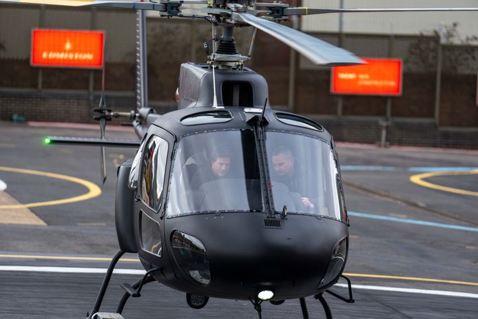 Tom Cruise in zijn helikopter.