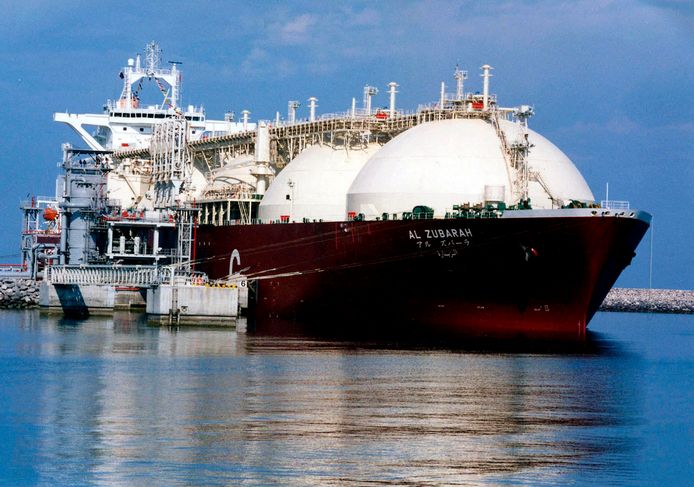 Een tanker wordt in Qatar gevuld met lng of vloeibaar aardgas.