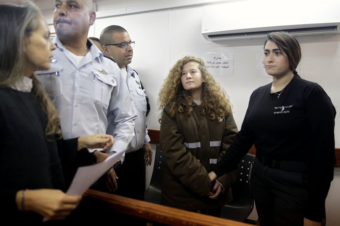 Een Israëlische zanger vergeleek de 16-jarige Palestijnse activiste Ahed Tamini (tweede van rechts) met Anne Frank.