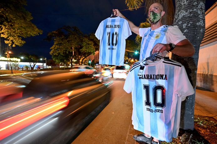 Man verkoopt Diego Maradona-shirts.