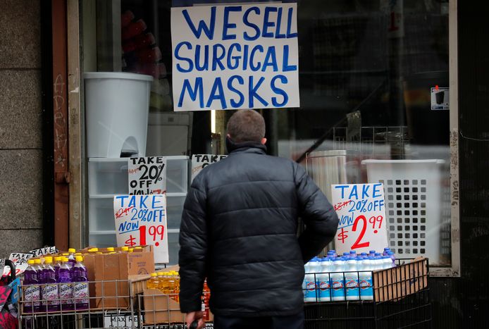 Een winkel in Manhattan (New York verkoopt chirurgische mondmaskers.