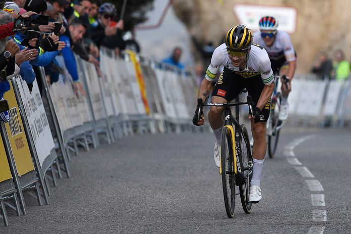 Primoz Roglic (l) snelt weg bij Remco Evenepoel.