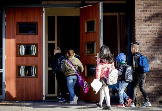 Basisschoolleerlingen komen aan op school in Den Haag, archiefbeeld.
