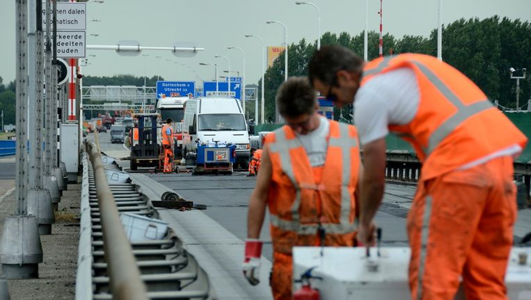 Merwedebrug op A27 nog weken dicht voor vrachtverkeer wegens slijtage - Volkskrant