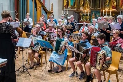 Oostenrijkse harmonicaklanken in Deldense mis
