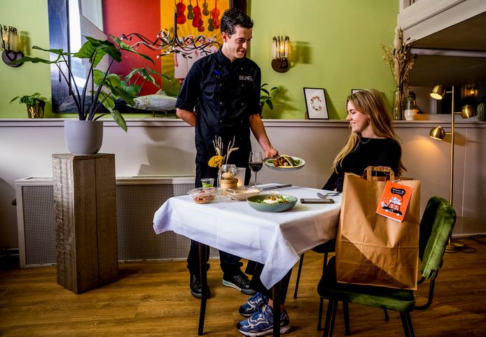 Restaurant Brunel uit Gouda komt met de culinaire podcast. Eva van Haren proeft alvast gerechten voor, bereid door chefkok Tim Cosijn. Foto: Frank de Roo