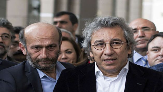 Deux journalistes du quotidien Cumhuriyet, Can Dündar (droite) et Erdem Gül (gauche), ont été mis en examen et écroués à la prison Silivri d'Istanbul, jeudi 26 novembre.