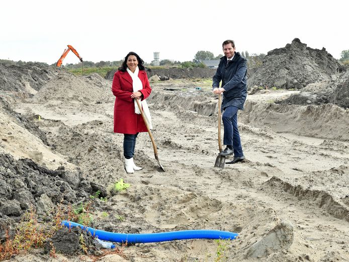 Wethouder Johanna Besteman (Wonen) en Jeffrey Keus (Financiën) willen meer huurwoningen in het middensegment bouwen in de woonwijk Rijswijk Buiten.