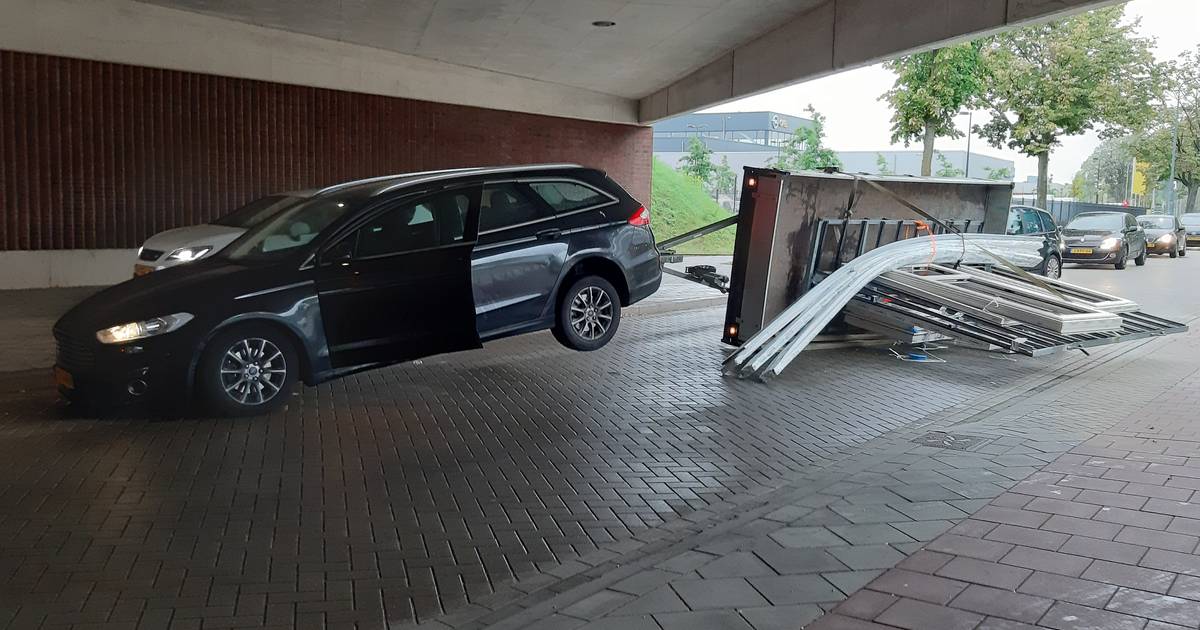 Aanhanger valt om na botsing met berucht laag viaduct in Nijmegen.