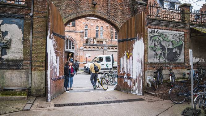 Vandalen bekladden toegangspoort van kunstschool Sint-Lucas met witte verf