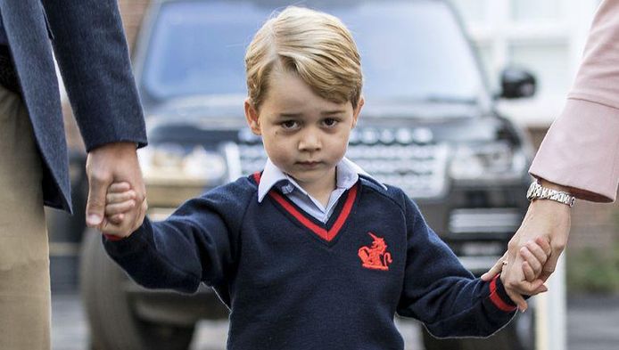 Le prince George en compagnie de ses parents lors de sa première rentrée des classes en septembre 2017