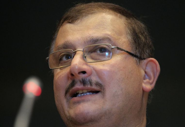 Onderzoeker Gilles-Eric Seralini van de universiteit van Caen spreekt het Europese Parlement toe. Beeld reuters