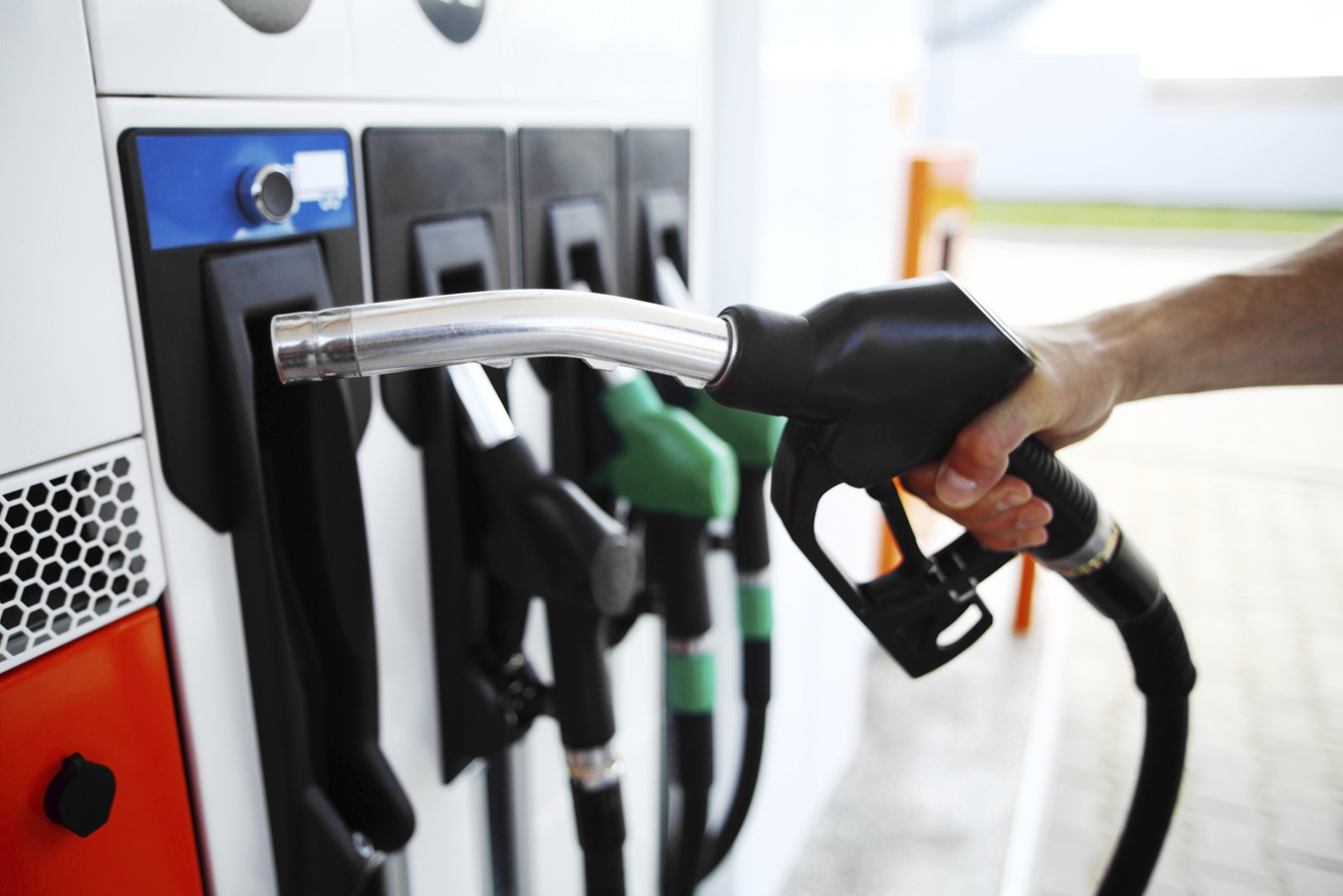 Benzine in Duitsland vanaf volgende week 50 cent per liter goedkoper ...