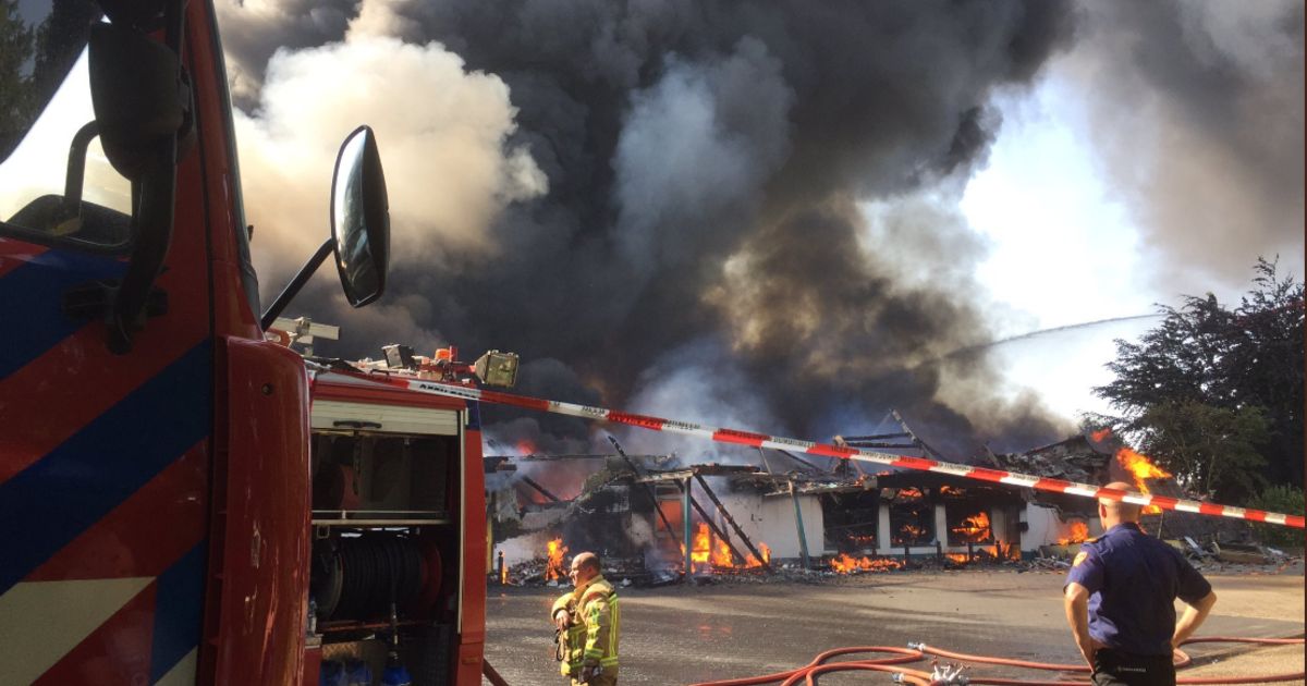 Zware brand in Nederland: inwoners Hamont-Achel moeten ramen en deuren ... - De Morgen