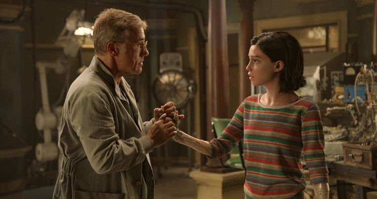 Christoph Waltz en Rosa Salazar in ‘Alita: Battle Angel’. Beeld RV Courtesy Twentieth Century Fox.