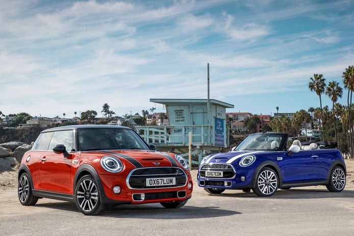 De huidige generatie van de Mini als Cooper S (links) en als Cabrio (rechts)